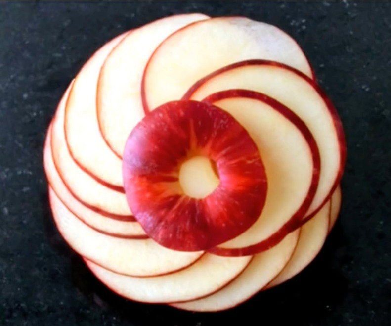 Ensalada tradicional con lomo a la sal y una pieza de fruta (manzana)